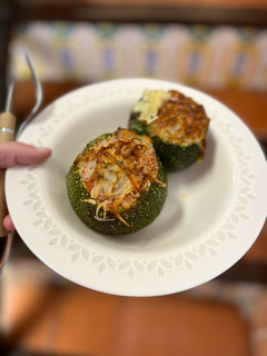 Una foto de Calabacines luna rellenos de boloñesa casera y gratinados
