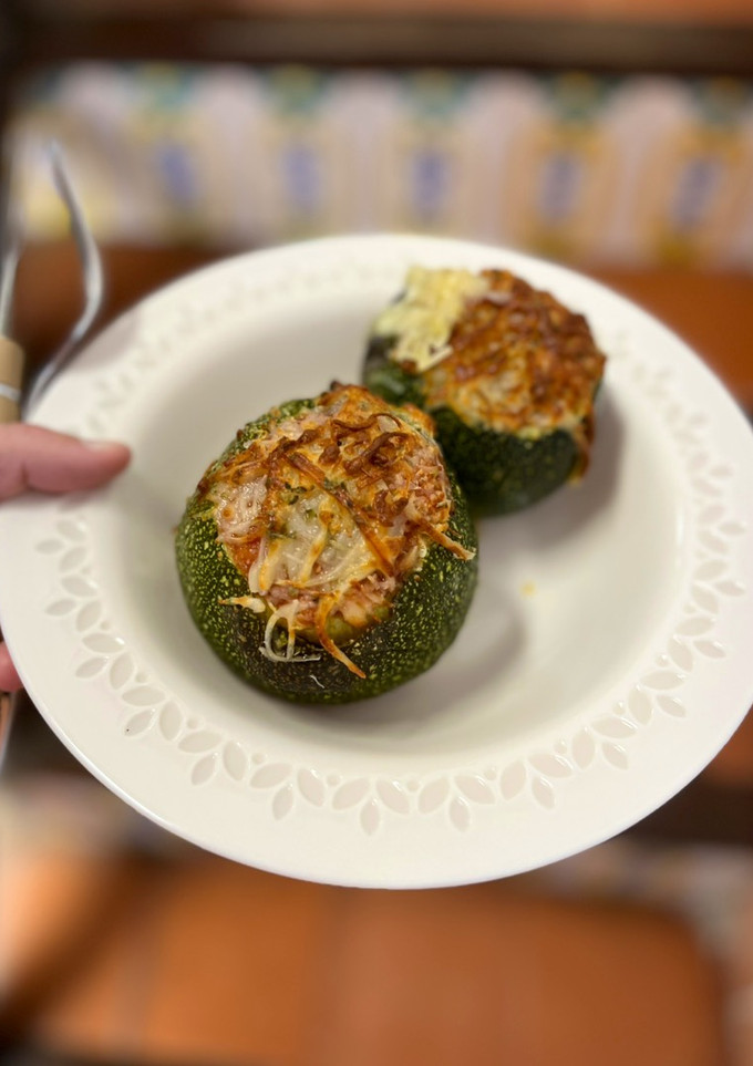 Una foto de Calabacines luna rellenos de boloñesa casera y gratinados