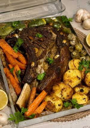 صورة لوصفة كوت عجل بالثوم في الفرن مع خضار سوتيه