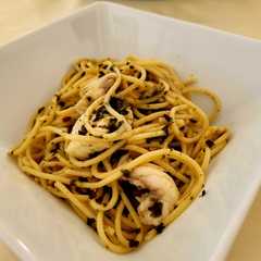 Una foto de Espaguetis con rape y alga nori