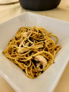 Una foto de Espaguetis con rape y alga nori