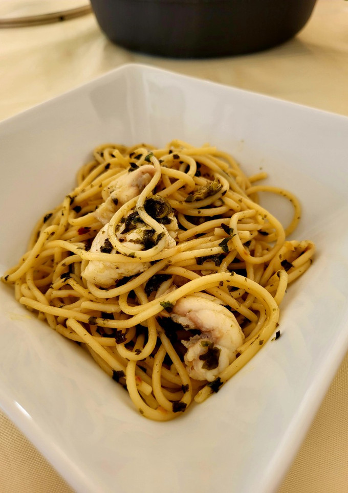 Una foto de Espaguetis con rape y alga nori