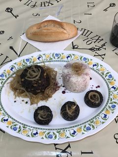 Una foto de Revuelto de Morcilla con piñones, arroz y cebolla caramelizada