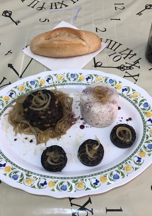 Una foto de Revuelto de Morcilla con piñones, arroz y cebolla caramelizada
