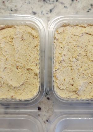 Una foto de Hummus garbanzos y almendras tostadas