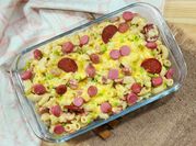 Una foto de pasta con salami