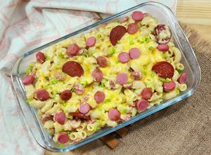 Una foto de 🧀🔋Mac and cheese reloaded 🔋🧀Salsa de queso, salchicha y pepperoni para pastas