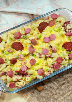 Una foto de 🧀🔋Mac and cheese reloaded 🔋🧀Salsa de queso, salchicha y pepperoni para pastas