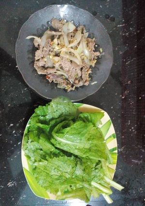 Hình của món Thịt đà điểu xào sả ớt cuốn cải xanh.