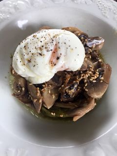 Una foto de Champiñones y ajetes con huevo poché