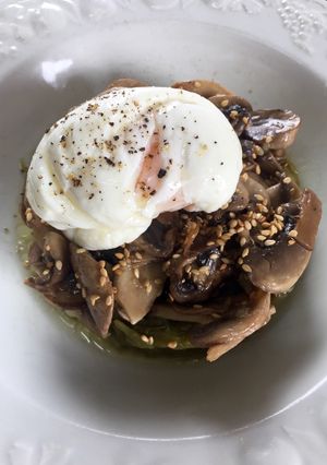 Foto principal de Champiñones y ajetes con huevo poché