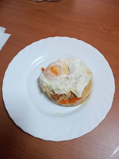 Una foto de Arroz con chistorra, pimiento y zanahoria con huevo frito