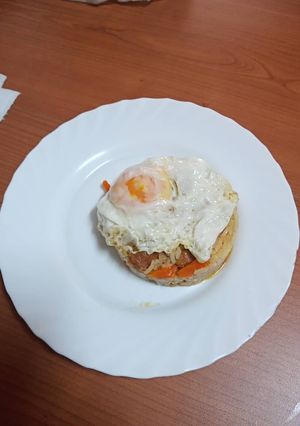 Una foto de Arroz con chistorra, pimiento y zanahoria con huevo frito