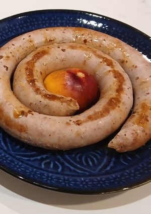 Foto principal de Salchicha de Cerdo con Nectarina pochada en reducción de Vino Blanco y Caldo Vegetal