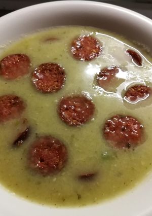 Cukkini krémleves kolbásszal recept fotója