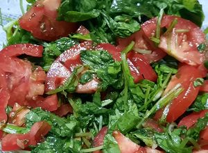 Una foto de Dos ensaladas con base de tomate