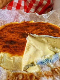 Una foto de La tarta de queso tipo la Viña más rica y cremosa en AirFryer sin gluten y sin azúcar