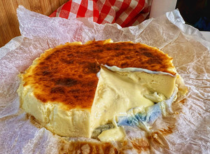 Foto principal de La tarta de queso tipo la Viña más rica y cremosa en AirFryer sin gluten y sin azúcar