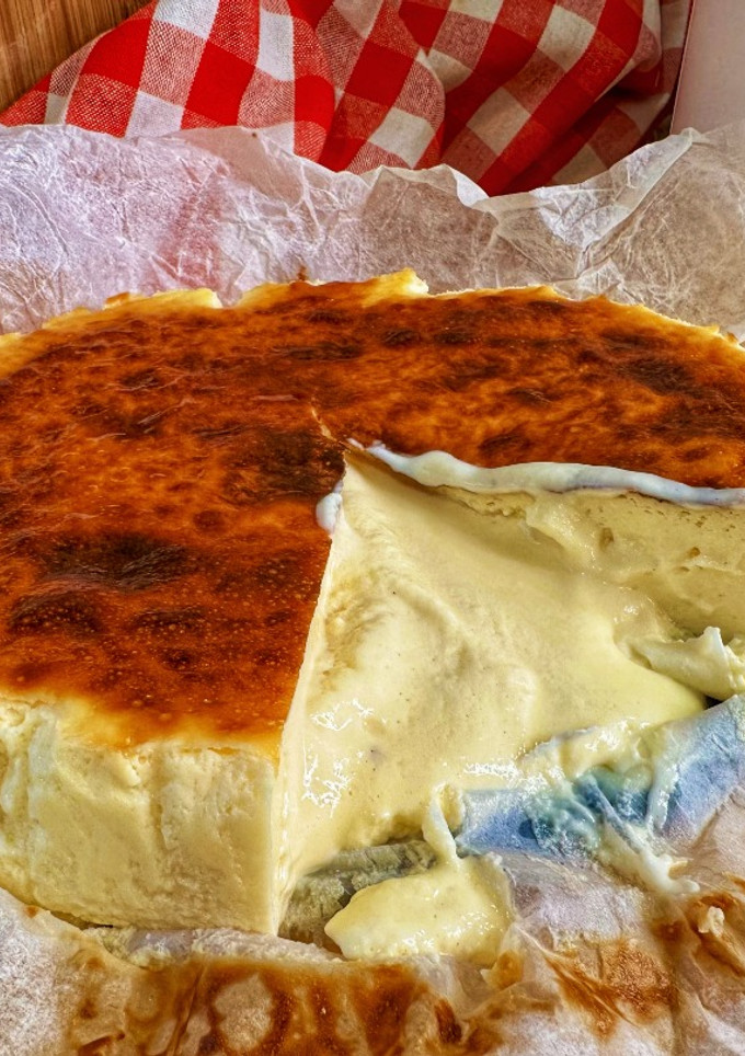 Una foto de La tarta de queso tipo la Viña más rica y cremosa en AirFryer sin gluten y sin azúcar