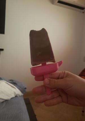 Una foto de Helado de galletas de chocolate