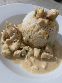 Una foto de Strogonoff de pollo con arroz 🍚
