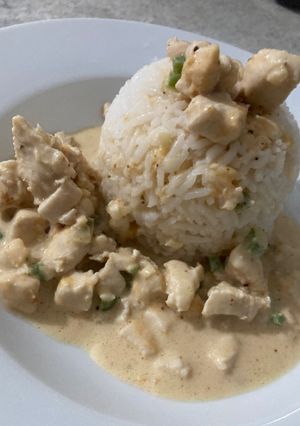 Una foto de Strogonoff de pollo con arroz 🍚
