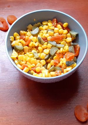Une photo de Salade cornichons, abricots secs