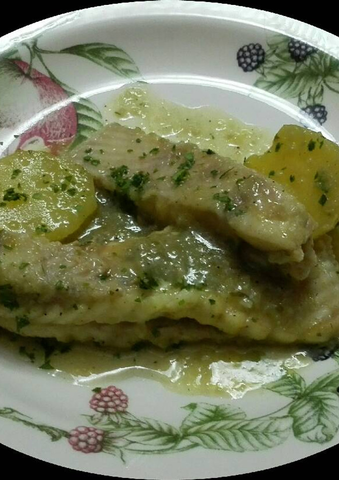 Una foto de Raya en salsa verde
