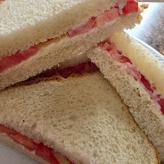 A picture of Easy tomato sandwich.