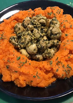 Une photo de Couronne de purée de carottes aux champignons sautés épicés