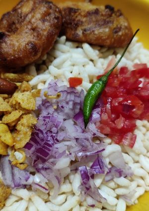 আলুর চপ মুড়ি (aloor chop moori recipe in Bengali) রেসিপির প্রধান ছবি