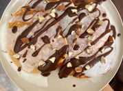 Una foto de pancakes con cacao amargo