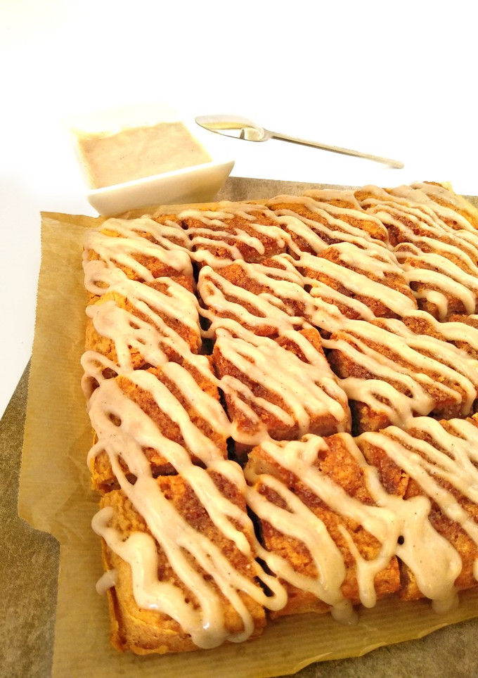 Una foto de Bizcocho vegano de manzana con cobertura de natillas veganas🍎