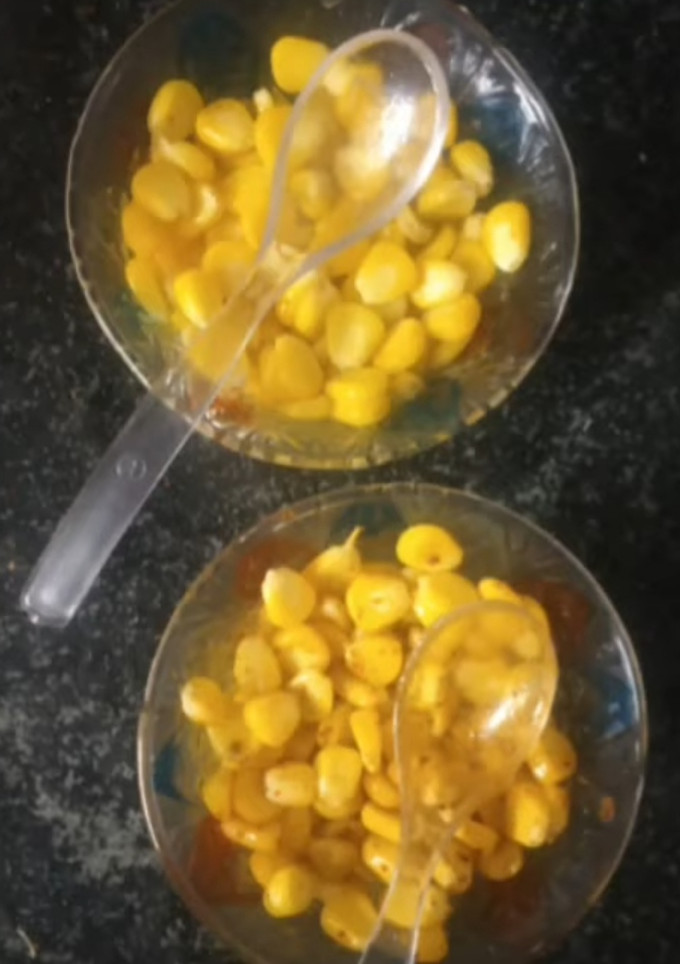 ஸ்ட்ரீட் ஸைட் பாயில்ட் கார்ன்- மசாலா & பெப்பர் கார்ன் செய்முறை முக்கிய புகைப்படம்