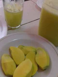 Una foto de Agua fresca de mango, con mangos tiernos