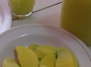 Una foto de Agua fresca de mango, con mangos tiernos