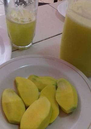 Una foto de Agua fresca de mango, con mangos tiernos