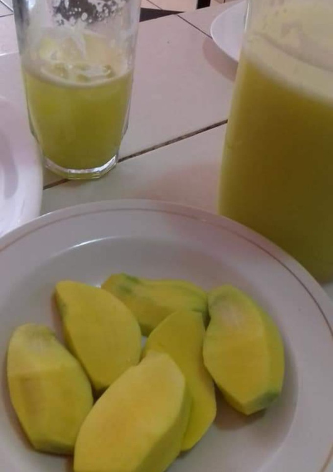 Una foto de Agua fresca de mango, con mangos tiernos