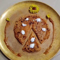 A picture of પનીર આલુ પરોઠા.