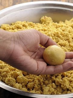 बेसन लाडू (besan laddu recipe in marathi) रेसिपी चे मुख्य फोटो