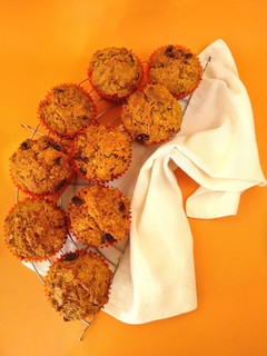 Una foto de Muffins veganos de plátano y zanahorias🧁🥕🍌