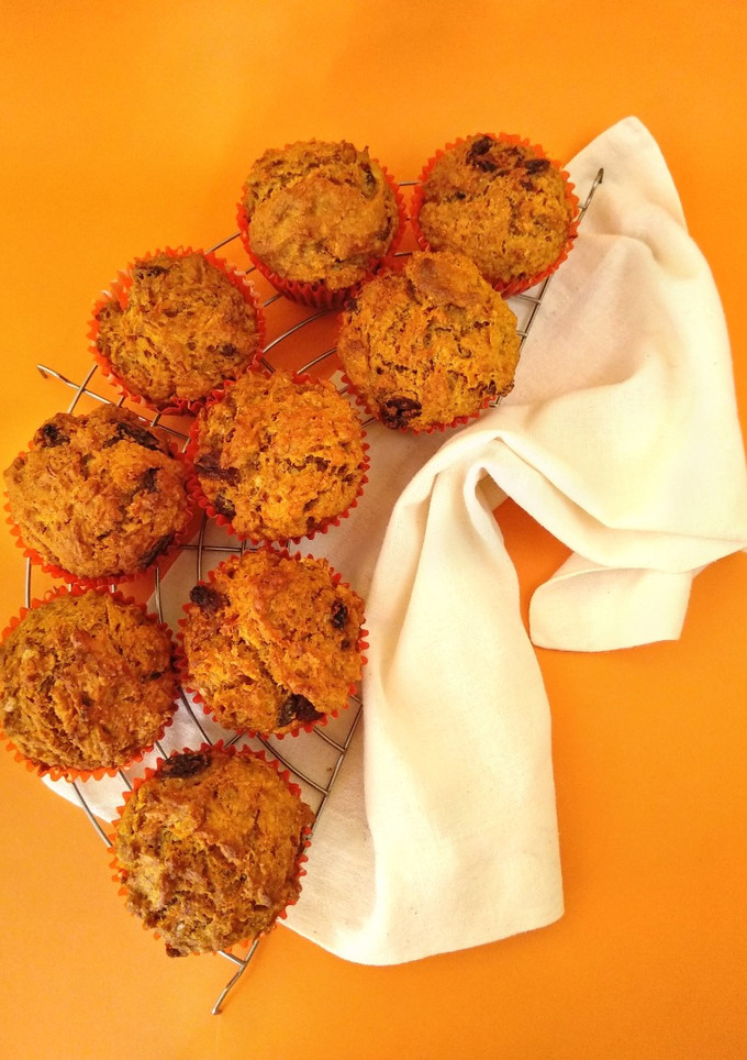 Una foto de Muffins veganos de plátano y zanahorias🧁🥕🍌