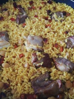 Una foto de Arroz con costillas y garbanzos