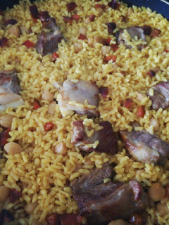 Una foto de Arroz con costillas y garbanzos
