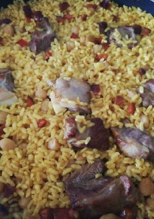 Una foto de Arroz con costillas y garbanzos