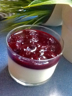 Una foto de Vasitos de panna cotta con frutos rojos