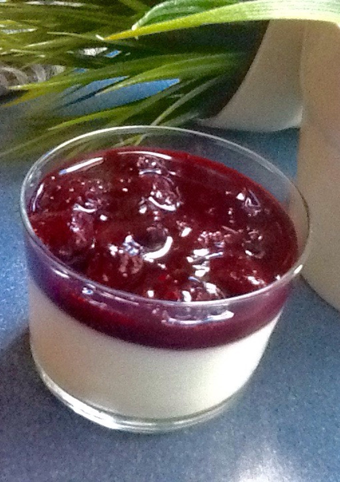 Una foto de Vasitos de panna cotta con frutos rojos