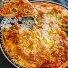 A picture of Chilli chicken pizza.