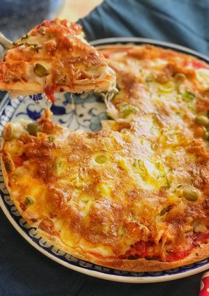 A picture of Chilli chicken pizza.