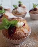 Magdalenas con kiwi y fresas rellenas de crema y coulis de frutos del bosque (sin gluten)